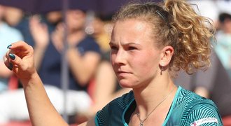 Siniaková s Muchovou slaví na Roland Garros postup, Bouzková dohrála