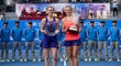 Kateřina Siniaková a Alison Riskeová při slavnostním ceremoniálu