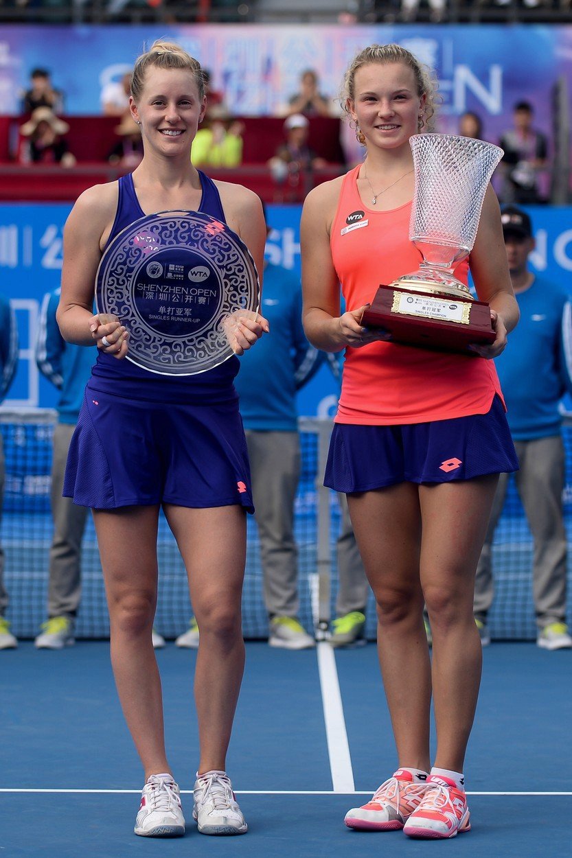 Kateřina Siniaková a Alison Riskeová při slavnostním ceremoniálu