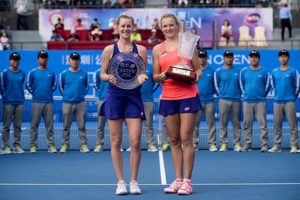 Kateřina Siniaková a Alison Riskeová při slavnostním ceremoniálu