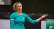 Kateřina Siniaková rozhazuje rukama na turnaji v Římě 