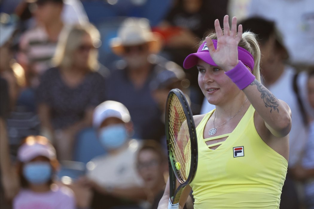 Část ruských fanoušků vytáhla na zápase ukrajinské tenistky Kateryny Baindlové vlajku okupantů, a to i přes zákaz