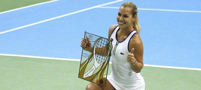 Slovenská tenistka Dominika Cibulková se raduje s trofejí pro vítězku turnaje v Katovicích