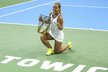 Slovenská tenistka Dominika Cibulková se raduje s trofejí pro vítězku turnaje v Katovicích