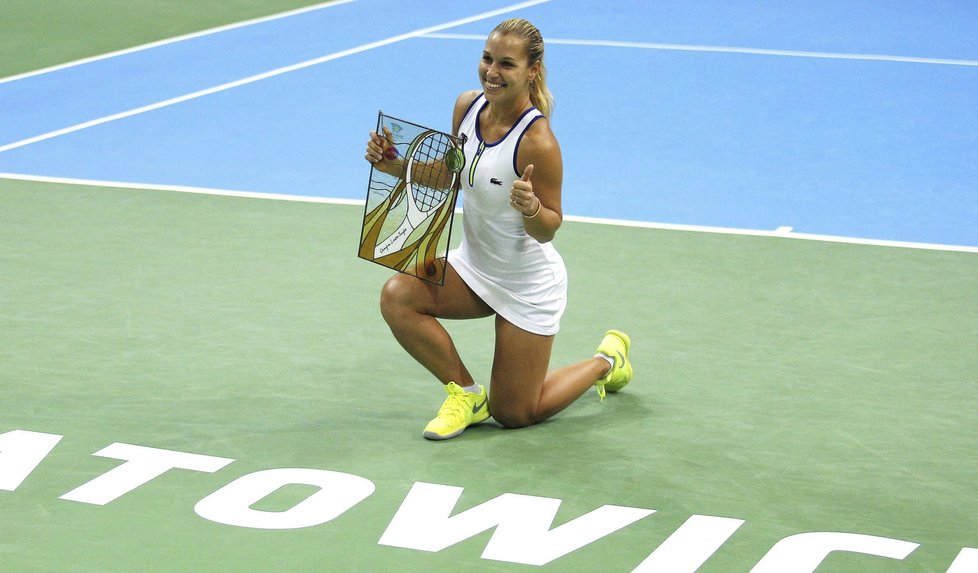 Slovenská tenistka Dominika Cibulková se raduje s trofejí pro vítězku turnaje v Katovicích