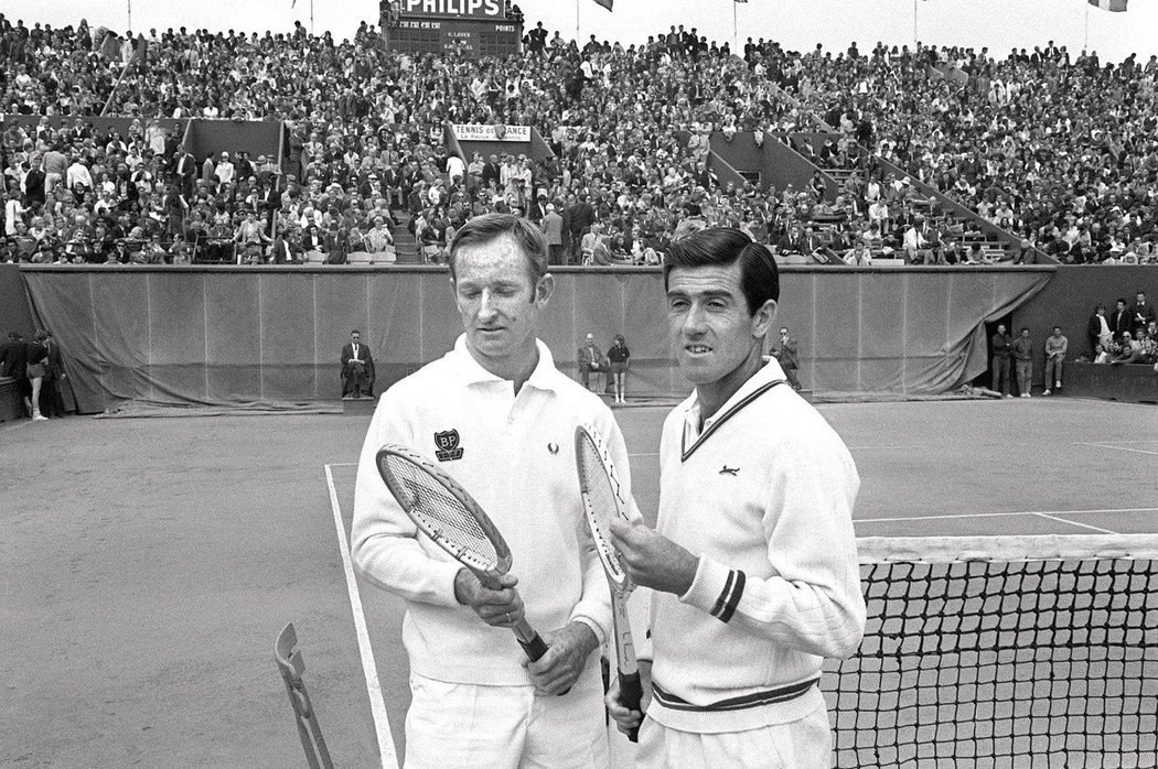 Ken Rosewall (vpravo) a Rod Laver po finálovém utkání