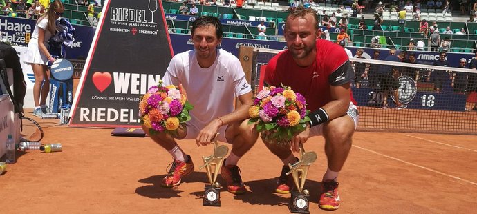 Roman Jebavý s Argentincem Andrésem Moltenim po triumfu na turnaji v Kitzbühelu