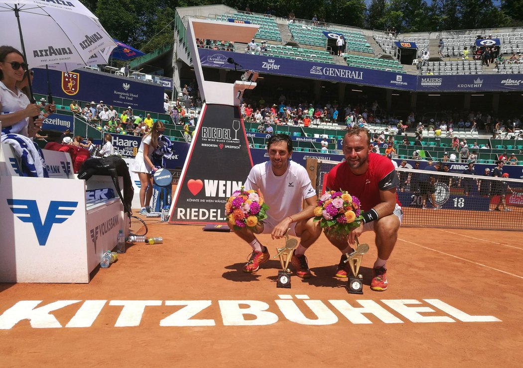 Roman Jebavý s Argentincem Andrésem Moltenim po triumfu na turnaji v Kitzbühelu