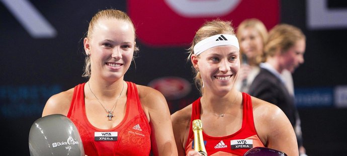 Angelique Kerberová (vpravo) připravila Caroline Wozniackou o vítězný hattrick na turnaji v Kodani