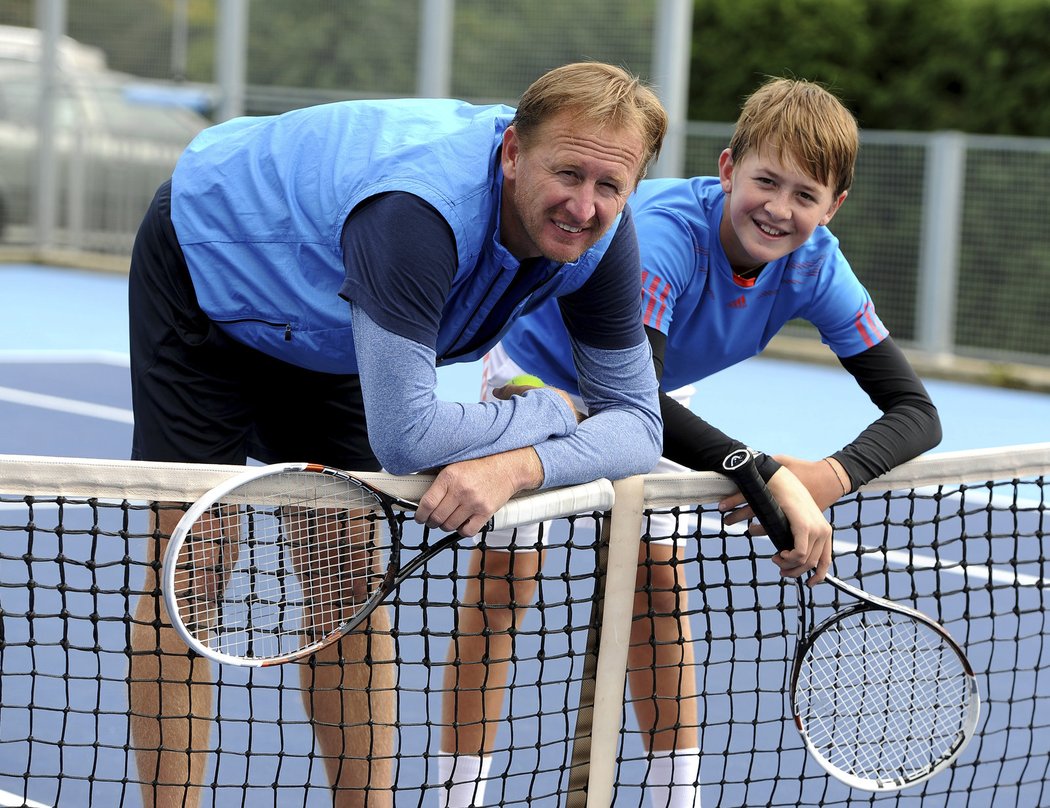 Petr Korda se svým synem Sebastianem, velkým tenisovým talentem. Snímek je z roku 2013