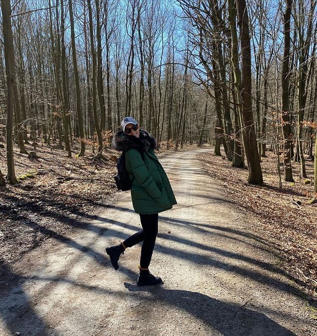 Tenistka Karolína Plíšková se vydala na procházku do lesa.