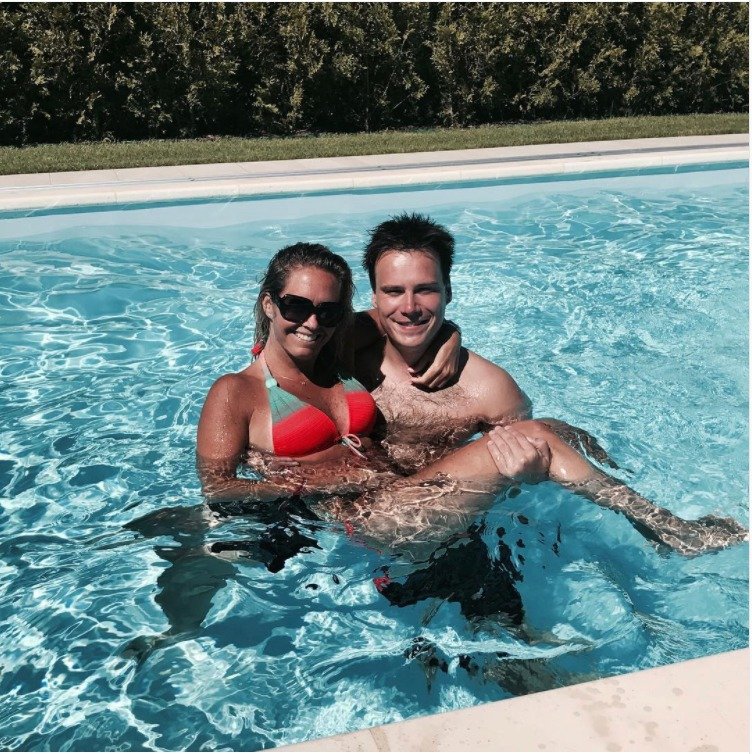 Láska v bazénu. Bývalá tenistka si s přítelem, moderátorem Petrem Suchoněm užívají klidu a pohody. 
