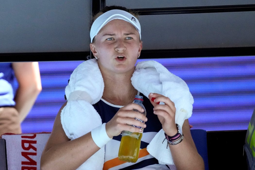 Česká tenistka Barbora Krejčíková během osmifinále Australian Open v zápase proti Viktorii Azarenkové