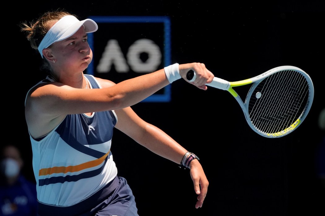 Česká tenistka Barbora Krejčíková během osmifinále Australian Open v zápase proti Viktorii Azarenkové