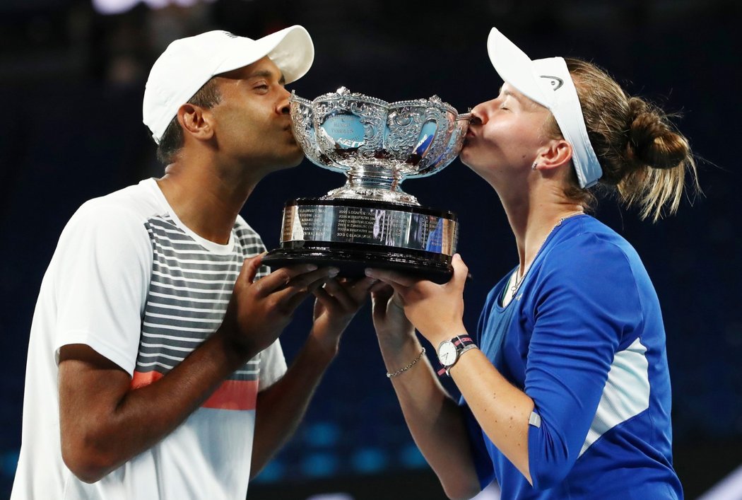 Tenistka Barbora Krejčíková vyhrála potřetí v řadě smíšenou čtyřhru na Australian Open. Stejně jako předloni zvítězila s Američanem Rajeevem Ramem.