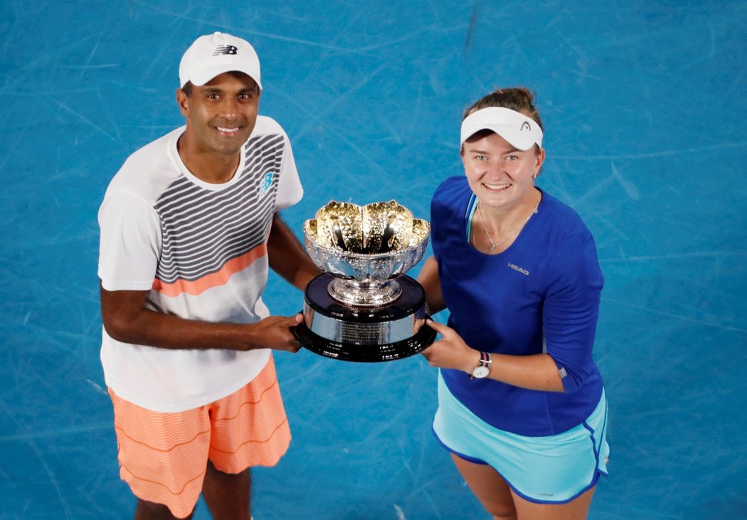 Tenistka Barbora Krejčíková vyhrála potřetí v řadě smíšenou čtyřhru na Australian Open. Stejně jako předloni zvítězila s Američanem Rajeevem Ramem.