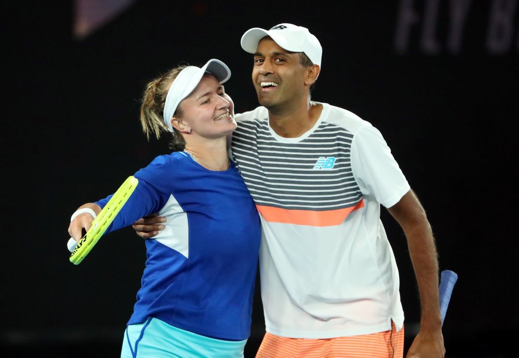 Tenistka Barbora Krejčíková vyhrála potřetí v řadě smíšenou čtyřhru na Australian Open. Stejně jako předloni zvítězila s Američanem Rajeevem Ramem.