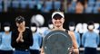 Tenistka Barbora Krejčíková s trofejí za druhé místo na turnaji v Sydney