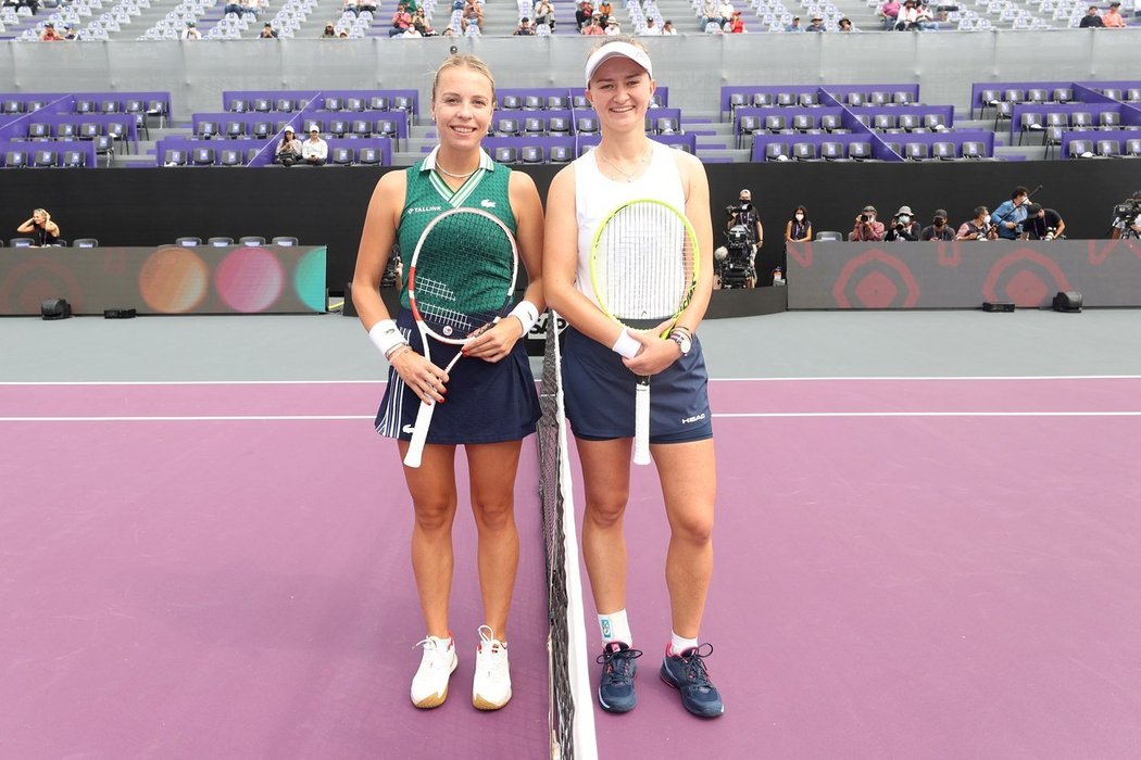 Česká tenistka Barbora Krejčíková (vpravo) a Anett Kontaveitová z Estonska před vzájemným zápasem na Turnaji mistryň