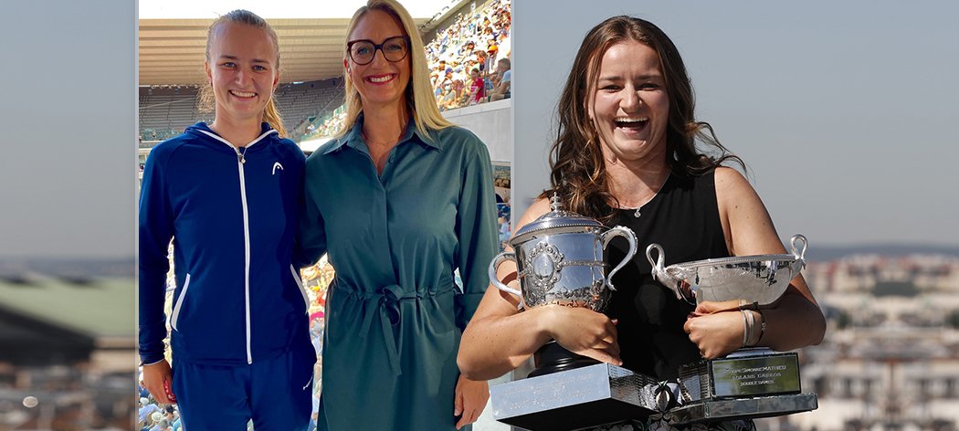 Barbora Krejčíková s trofejemi a Mary Piercovou