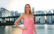 České tenistce Petře Kvitové to v šatech před turnajem v Brisbane náramně slušelo