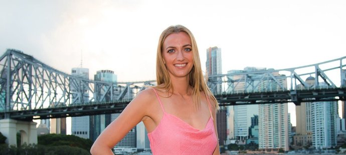 České tenistce Petře Kvitové to v šatech před turnajem v Brisbane náramně slušelo