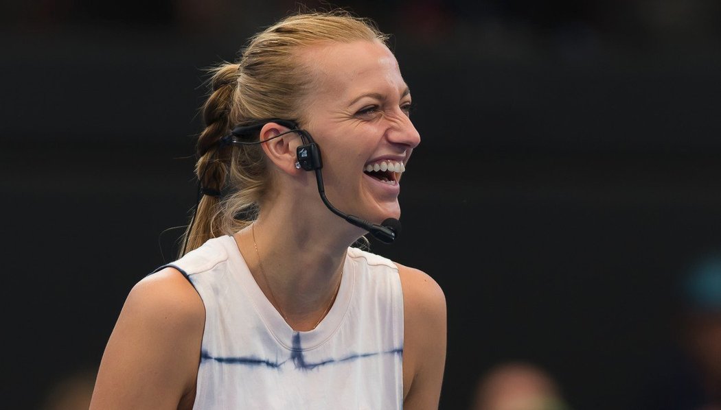 Petra Kvitová se s mikrofonem na kurtu při dětském dnu na turnaji v Brisbane náramně bavila