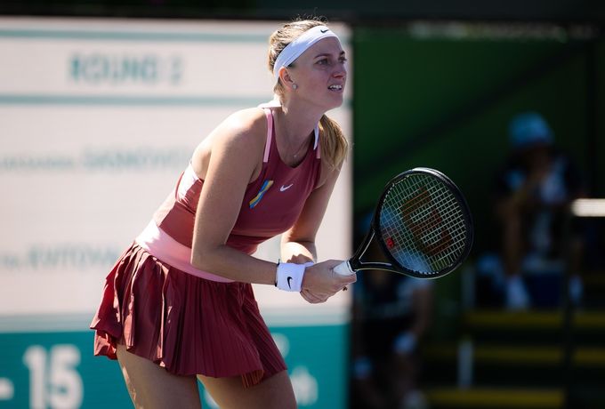 Vondroušová po obří bitvě postupuje. Kvitová uhrála jen tři gamy Vondroušová po obří bitvě postupuje. Kvitová uhrála jen tři gamy