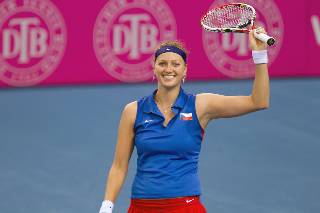 Kvitová slaví, ve třech setech porazila Sabine Lisickou a zajistila pro český tým třetí bod potřebný pro postup do semifinále Fed Cupu