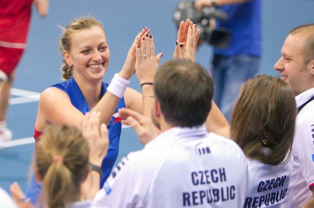 Kvitové gratulují další členové českého tenisového fedcupového týmu