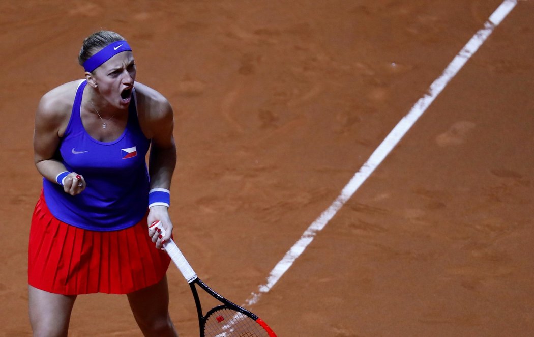 Česká tenistka Petra Kvitová se raduje z vítězného míčku proti Němce Kerberové v semifinále Fed Cupu