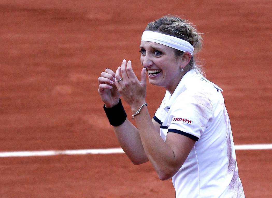 Radost švýcarské tenistky Timea Bacsinszké po postupu přes Petru Kvitovou v osmifinále French Open
