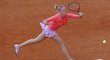 Petra Kvitová dobíhá míček v zápase s Erakovičovou na French Open