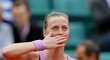 Petra Kvitová zdraví diváky po výhře ve druhém kole French Open nad Španělkou Solerovou