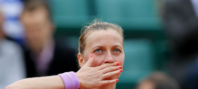 Petra Kvitová zdraví diváky po výhře ve druhém kole French Open nad Španělkou Solerovou