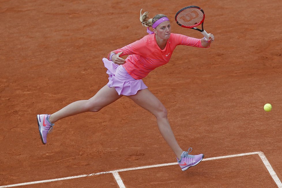 Petra Kvitová dobíhá míček v zápase s Erakovičovou na French Open.