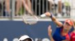 Legendární Martina Hingisová číhá na síti během zápasu proti Kvitové a Kerberové