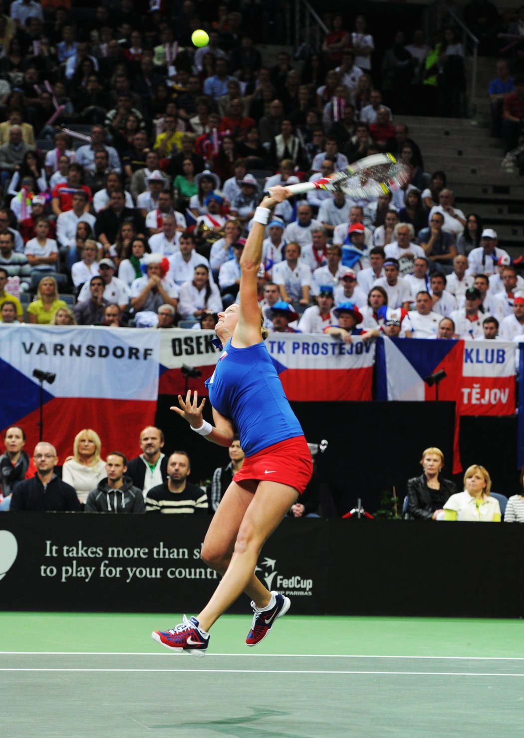 Kvitová zahrává jednu ze smečí v utkání s Ivanovičovou