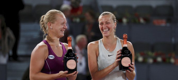  Usměvavé tenistky Petra Kvitová a Kiki Bertensová