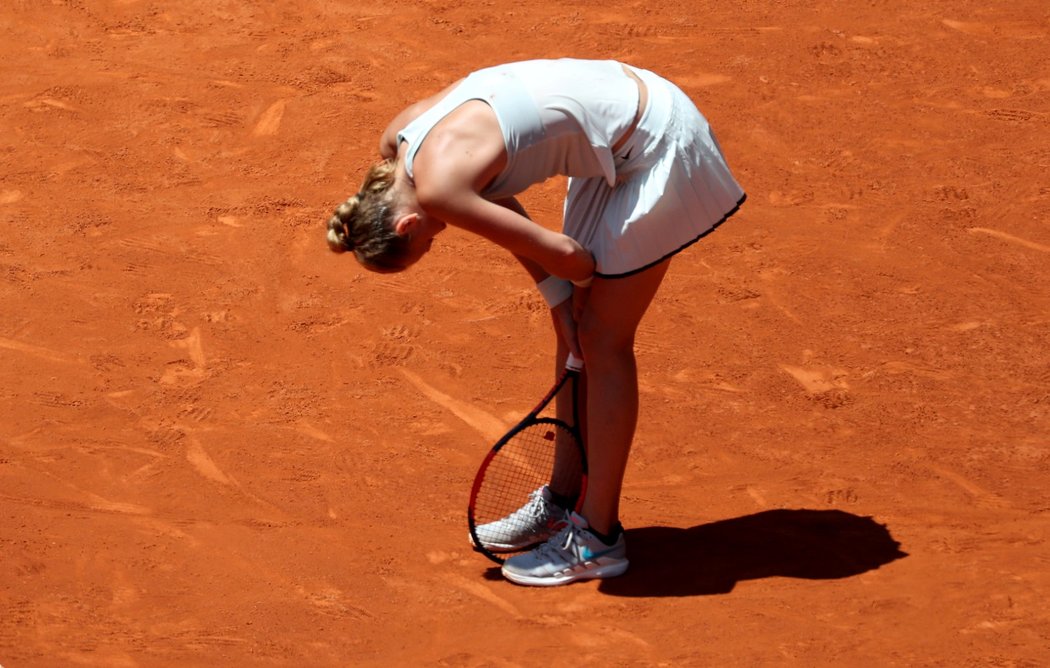 Česká tenistka Petra Kvitová odpočívá po jedné z výměn proti Portoričance Puigové na turnaji v Madridu