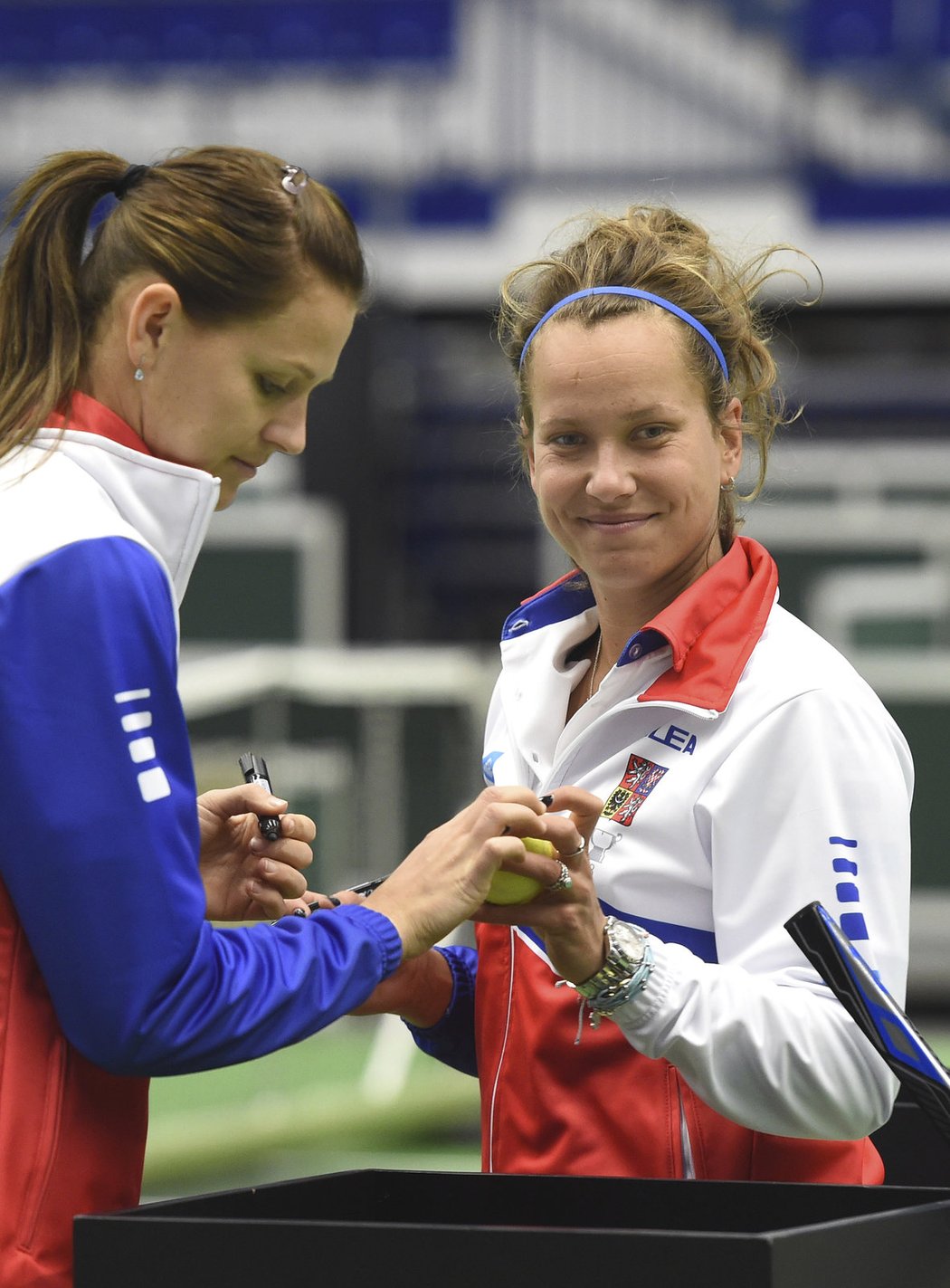 Lucie Šafářová a Barbora Strýcová na tréninku českých tenistek v Ostravě