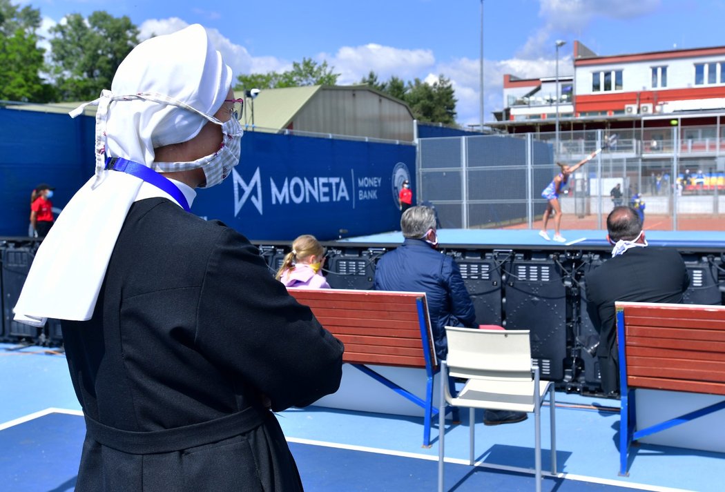Jeptiška sledující tenisové utkání Petry Kvitové a Barbory Krejčíkové v Praze ve Stromovce