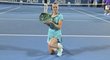 Petra Kvitová pózuje s vítěznou trofejí na turnaji v Sydney
