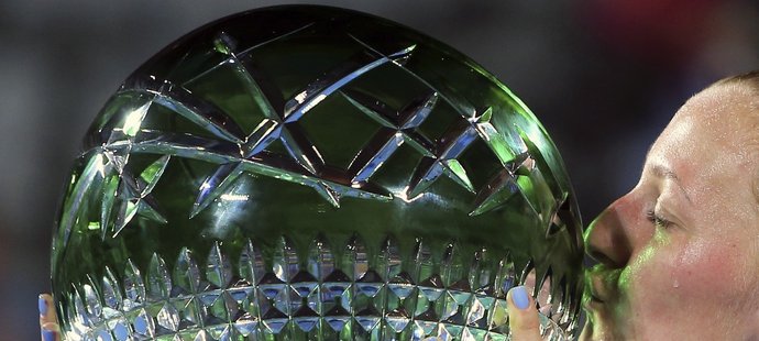 Petra Kvitová s trofejí pro vítězku turnaje v Sydney