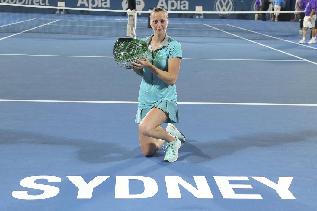 Petra Kvitová pózuje s vítěznou trofejí na turnaji v Sydney