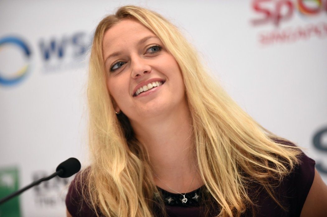 Česká tenistka na tiskové konferenci.