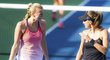 Česká tenistka Petra Kvitová (vlevo) během čtyřhry na turnaji v Dubaji