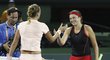 Jelena Ostapenková přijímá gratulace od Petry Kvitové