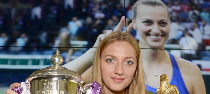 Česká tenistka Kvitová prožila skvělý únor roku 2018. Po příletu z Dauhá pózovala s poháry za tituly v Petrohradu a v Dauhá