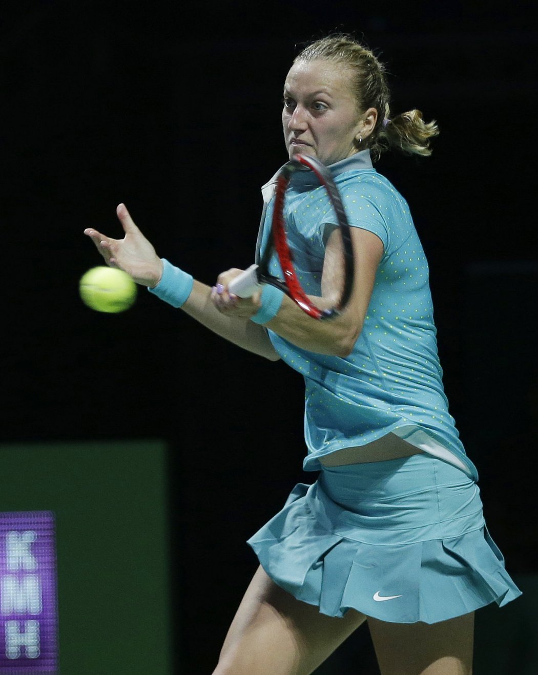 Petra Kvitová podlehla ve svém úvodním vystoupení na Turnaji mistryň Polce Radwaňské ve dvou setech. V Bílé skupině, kde hraje i česká tenistka, porazila v úvodním zápase Wozniacká Šarapovovou.